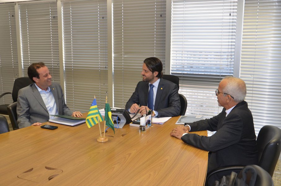 De Brasília, o prefeito de Aracaju, Edvaldo Nogueira, anunciou um avanço nos encaminhamentos para liberação dos recursos do Plano de Mobilidade Urbana de Aracaju; o chefe do executivo municipal se reuniu com o ministro das Cidades, Alexandre Baldy, de quem ouviu que o financiamento de R$ 113 milhões caminha para a aprovação final; segundo a prefeitura, esta verba deve ser liberada para investimentos na reforma dos terminais de ônibus e abrigos, construção de corredores de transporte e implantação de semaforização inteligente (Foto: Leonardo Lucena) De Brasília, o prefeito de Aracaju, Edvaldo Nogueira, anunciou um avanço nos encaminhamentos para liberação dos recursos do Plano de Mobilidade Urbana de Aracaju; o chefe do executivo municipal se reuniu com o ministro das Cidades, Alexandre Baldy, de quem ouviu que o financiamento de R$ 113 milhões caminha para a aprovação final; segundo a prefeitura, esta verba deve ser liberada para investimentos na reforma dos terminais de ônibus e abrigos, construção de corredores de transporte e implantação de semaforização inteligente