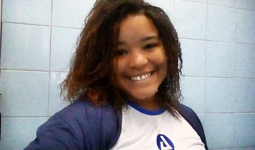 A estudante Beatriz Albino Sevilha, de 19 anos, foi uma dos 53 candidatos que tiraram nota 1.000 na redação do Exame Nacional do Ensino Médio (Enem) e viu o nome dela na lista de aprovados em medicina na Universidade Federal do Rio de Janeiro (UFRJ). Ela atribui suas vitórias aos pais: ao pedreiro Junior e à telefonista Renata; ela defende a política de cotas por ter vivenciado a dificuldade de uma estudante de escola pública conseguir recuperar o que não aprendeu no ensino médio; "Isso não é sistema de benefício a ninguém. É a forma de o governo corrigir um erro que é deixar o negro de lado, negligenciar a educação do pobre. Por anos, não tive matemática nem biologia" (Foto: Aquiles Lins) A estudante Beatriz Albino Sevilha, de 19 anos, foi uma dos 53 candidatos que tiraram nota 1.000 na redação do Exame Nacional do Ensino Médio (Enem) e viu o nome dela na lista de aprovados em medicina na Universidade Federal do Rio de Janeiro (UFRJ). Ela atribui suas vitórias aos pais: ao pedreiro Junior e à telefonista Renata; ela defende a política de cotas por ter vivenciado a dificuldade de uma estudante de escola pública conseguir recuperar o que não aprendeu no ensino médio; "Isso não é sistema de benefício a ninguém. É a forma de o governo corrigir um erro que é deixar o negro de lado, negligenciar a educação do pobre. Por anos, não tive matemática nem biologia"