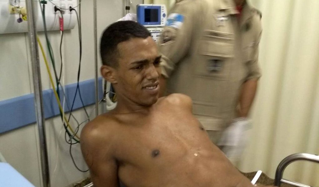 A equipe da 14ª Delegacia Policial (DP) do Leblon, zona sul do Rio de Janeiro, identificou Geovane de Lima Santos como autor dos disparos que feriram dois policiais militares na noite de domingo (11); um dos policiais foi baleado na perna e outro, de raspão na cabeça; atendidos no Hospital Municipal Miguel Couto, ambos foram medicados e liberados; o jovem foi reconhecido na delegacia pelos dois PMs (Foto: Voney Malta) A equipe da 14ª Delegacia Policial (DP) do Leblon, zona sul do Rio de Janeiro, identificou Geovane de Lima Santos como autor dos disparos que feriram dois policiais militares na noite de domingo (11); um dos policiais foi baleado na perna e outro, de raspão na cabeça; atendidos no Hospital Municipal Miguel Couto, ambos foram medicados e liberados; o jovem foi reconhecido na delegacia pelos dois PMs