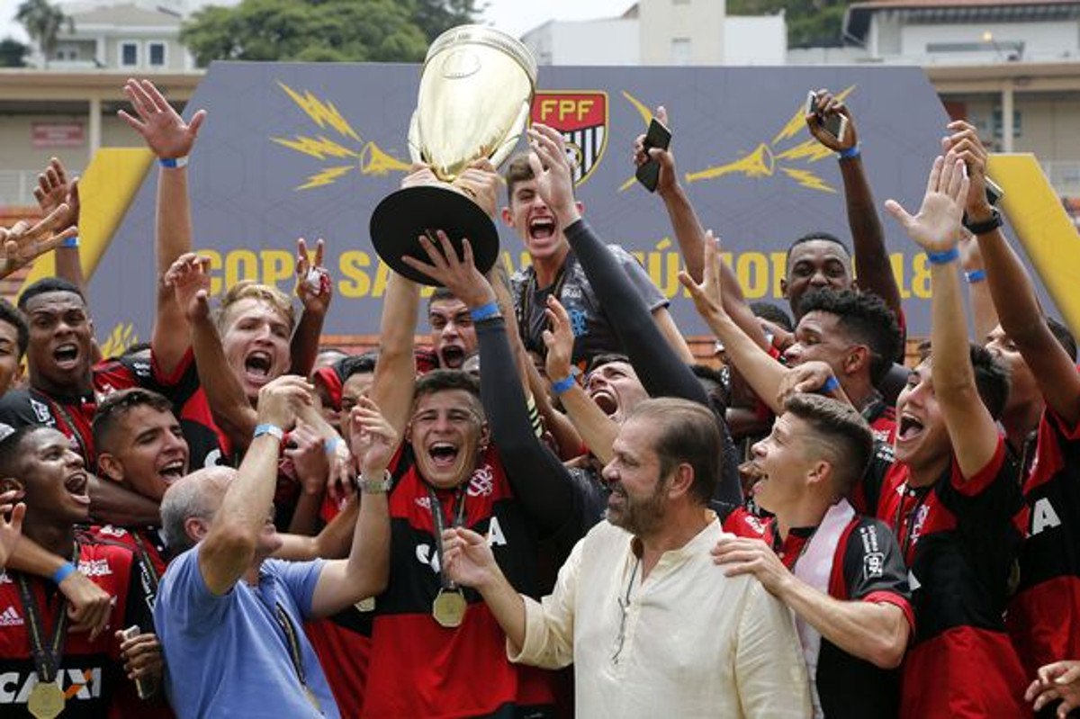 O Flamengo derrotou o São Paulo por 1 a 0, nesta quinta-feira (25), no Pacaembu, e conquistou o tetracampeonato da Copa SP de Futebol Junior com 100% de aproveitamento; o gol foi marcado aos 2 minutos do primeiro tempo, por Wendel, de cabeça, após escanteio cobrado por Pepê; o São Paulo buscou a vitória e intensificou os esforços no segundo tempo, mas parou na capacidade tática rubro-negra e em belíssimas defesas do goleiro Yago (Foto: Charles Nisz) O Flamengo derrotou o São Paulo por 1 a 0, nesta quinta-feira (25), no Pacaembu, e conquistou o tetracampeonato da Copa SP de Futebol Junior com 100% de aproveitamento; o gol foi marcado aos 2 minutos do primeiro tempo, por Wendel, de cabeça, após escanteio cobrado por Pepê; o São Paulo buscou a vitória e intensificou os esforços no segundo tempo, mas parou na capacidade tática rubro-negra e em belíssimas defesas do goleiro Yago