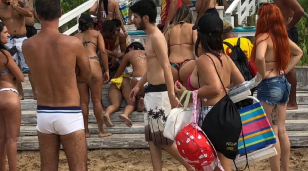 É grave o estado de saúde da garota de 21 anos baleada na barriga no calçadão da Praia da Reserva, na Zona Oeste do Rio, neste domingo (21); de acordo com a Secretaria Municipal de Saúde, o quadro de Larisse Isídio da Silva, ficou estável após a cirurgia; ainda assim, o caso era tratado como grave; a jovem foi baleada pela manhã no calçadão da Praia da Reserva, na altura do posto 8; o tiro foi disparado por um assaltante em fuga, que era perseguido por um soldado que estava de folga (Foto: José Barbacena) É grave o estado de saúde da garota de 21 anos baleada na barriga no calçadão da Praia da Reserva, na Zona Oeste do Rio, neste domingo (21); de acordo com a Secretaria Municipal de Saúde, o quadro de Larisse Isídio da Silva, ficou estável após a cirurgia; ainda assim, o caso era tratado como grave; a jovem foi baleada pela manhã no calçadão da Praia da Reserva, na altura do posto 8; o tiro foi disparado por um assaltante em fuga, que era perseguido por um soldado que estava de folga