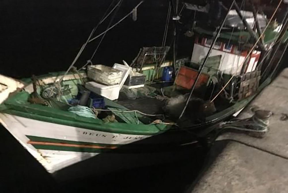 Polícia Federal apreendeu 660 quilos de cocaína no Rio de janeiro em apenas 48 horas; nesta sexta-feira (31), os agentes apreenderam 380 quilos da droga em um barco pesqueiro na Baía da Guanabara; com a ajuda de um cão farejador, os policiais encontraram a droga escondida no interior da caixa d'água do barco; três homens que estavam na embarcação foram detidos; na quinta-feira, outros 280 quilos de cocaína haviam sido apreendidos na Alfândega do Porto do Rio de Janeiro (Foto: Paulo Emílio) Polícia Federal apreendeu 660 quilos de cocaína no Rio de janeiro em apenas 48 horas; nesta sexta-feira (31), os agentes apreenderam 380 quilos da droga em um barco pesqueiro na Baía da Guanabara; com a ajuda de um cão farejador, os policiais encontraram a droga escondida no interior da caixa d'água do barco; três homens que estavam na embarcação foram detidos; na quinta-feira, outros 280 quilos de cocaína haviam sido apreendidos na Alfândega do Porto do Rio de Janeiro