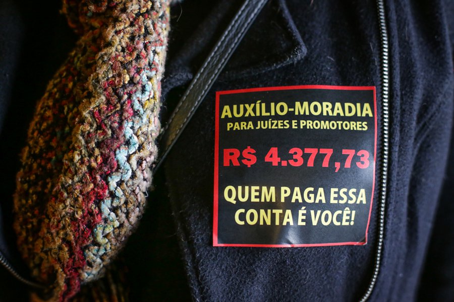 19/06/2015 - PORTO ALEGRE, RS, BRASIL - Servidores do Poder Judiciário do RS decidem por unanimidade a Greve da categoria a partir da próxima quinta-feira. Foto: Guilherme Santos/Sul21 (Foto: Bepe Damasco) 19/06/2015 - PORTO ALEGRE, RS, BRASIL - Servidores do Poder Judiciário do RS decidem por unanimidade a Greve da categoria a partir da próxima quinta-feira. Foto: Guilherme Santos/Sul21