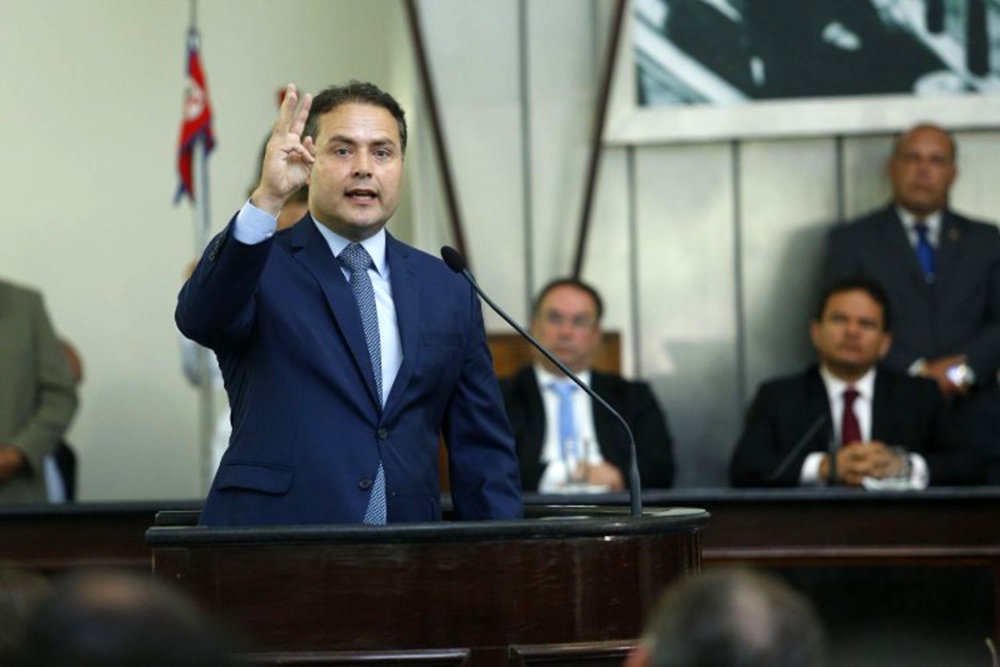Para prestar contas dos três anos de mandato, o governador Renan Filho (PMDB) foi à instalação da 4ª Sessão da 18ª Legislatura da Assembleia Legislativa de Alagoas (ALE) e deixou uma mensagem de otimismo ao apontar avanços da sua gestão na educação, segurança pública e infraestrutura; "Alagoas vive um novo momento. Fizemos o compromisso lá atrás e estamos entregando tudo. Empenhamos palavras, movimentamos a esperança do povo e nada mais justo do que voltar aqui na Assembleia, olhar para todos e dizer que estamos cumprindo cada ponto assumido. Viramos a página do passado e, de uma vez por todas, vamos colocar os pés no século XXI", disse o governador (Foto: Voney Malta) Para prestar contas dos três anos de mandato, o governador Renan Filho (PMDB) foi à instalação da 4ª Sessão da 18ª Legislatura da Assembleia Legislativa de Alagoas (ALE) e deixou uma mensagem de otimismo ao apontar avanços da sua gestão na educação, segurança pública e infraestrutura; "Alagoas vive um novo momento. Fizemos o compromisso lá atrás e estamos entregando tudo. Empenhamos palavras, movimentamos a esperança do povo e nada mais justo do que voltar aqui na Assembleia, olhar para todos e dizer que estamos cumprindo cada ponto assumido. Viramos a página do passado e, de uma vez por todas, vamos colocar os pés no século XXI", disse o governador