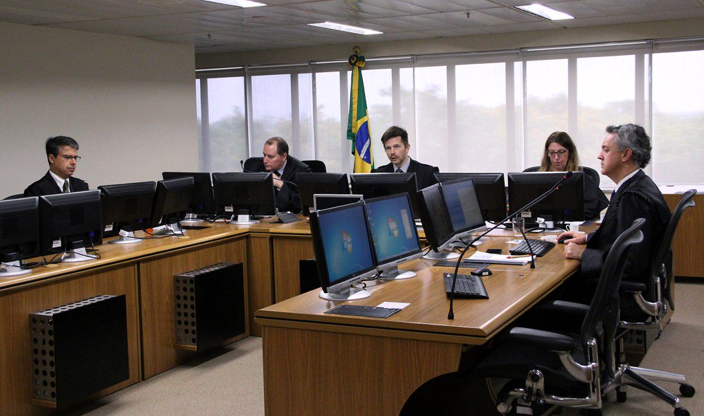 "O julgamento, pelo Tribunal Regional Federal da 4ª. Região, do recurso do ex-presidente Lula contra a sua condenação pelo juiz Sergio Moro se revelou uma grande e vergonhosa farsa, que contribuiu decisivamente para a desmoralização da justiça brasileira. Um jogo de cartas marcadas que a Bandnews evidenciou ao antecipar, antes mesmo do inicio da votação, o resultado do julgamento: 3 x 0 pela condenação do ex-presidente operário", escreve o jornalista Ribamar Fonseca em novo artigo no 247 (Foto: Ribamar Fonseca) "O julgamento, pelo Tribunal Regional Federal da 4ª. Região, do recurso do ex-presidente Lula contra a sua condenação pelo juiz Sergio Moro se revelou uma grande e vergonhosa farsa, que contribuiu decisivamente para a desmoralização da justiça brasileira. Um jogo de cartas marcadas que a Bandnews evidenciou ao antecipar, antes mesmo do inicio da votação, o resultado do julgamento: 3 x 0 pela condenação do ex-presidente operário", escreve o jornalista Ribamar Fonseca em novo artigo no 247