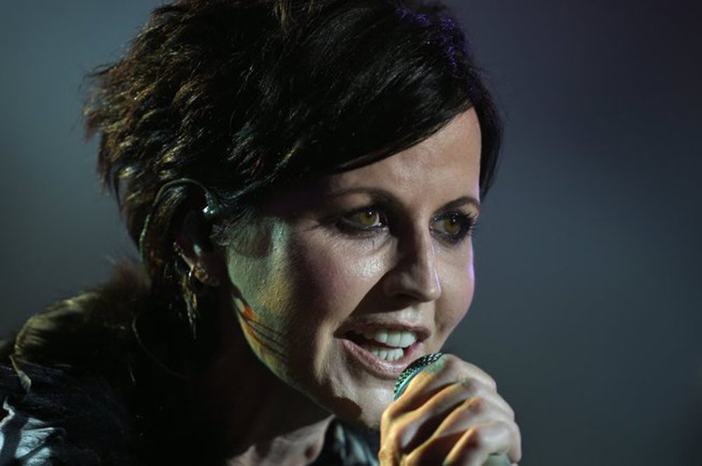 Dolores O‘Riordan, vocalista da banda de rock The Cranberries, morreu de forma repentina em Londres, aos 46 anos, durante uma sessão de gravação, informou a rádio irlandesa RTE nesta segunda-feira (15); o grupo irlandês atingiu a fama na década de 1990 com o hit “Linger” e vendeu mais de 40 milhões de discos (Foto: Charles Nisz) Dolores O‘Riordan, vocalista da banda de rock The Cranberries, morreu de forma repentina em Londres, aos 46 anos, durante uma sessão de gravação, informou a rádio irlandesa RTE nesta segunda-feira (15); o grupo irlandês atingiu a fama na década de 1990 com o hit “Linger” e vendeu mais de 40 milhões de discos