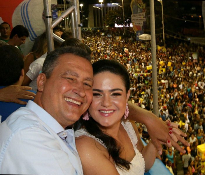 Depois de acompanhar a saída dos trios de Harmonia do Samba e Leo Santana no circuito Osmar, no Campo Grande, o governador seguiu para Ondina, por volta das 19h, onde acompanhou a passagem de Bell Marques; "Bell é um dos maiores nomes da música baiana e, sem dúvida, uma referência para todos os artistas que fazem o carnaval de Salvador", disse Rui após a passagem do artista (Foto: Romulo Faro) Depois de acompanhar a saída dos trios de Harmonia do Samba e Leo Santana no circuito Osmar, no Campo Grande, o governador seguiu para Ondina, por volta das 19h, onde acompanhou a passagem de Bell Marques; "Bell é um dos maiores nomes da música baiana e, sem dúvida, uma referência para todos os artistas que fazem o carnaval de Salvador", disse Rui após a passagem do artista