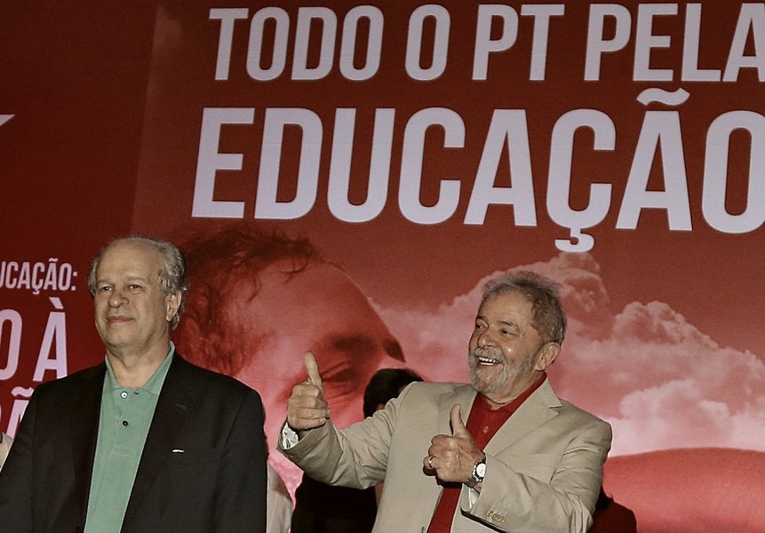 Em entrevista ao Nocaute, o ex-ministro da Educação e professor da USP Renato Janine Ribeiro defendeu a candidatura do ex-presidente Lula e lembra que mesmo após a caçada judicial e midiática contra ele, Lula mantém a liderança na preferência do eleitor brasileiro para retornar à presidência; "Isso coloca o Brasil em uma situação muito ruim, porque um país onde se usa um pretexto para impedir uma candidatura altamente popular é um país que tem uma falha séria no seu caráter democrático. Eles farão o possível para impedir que Lula seja candidato, pois sabem que Lula candidato é uma ameaça ao que eles estão fazendo há dois anos, desde que deferiram o golpe", diz ele em vídeo (Foto: Aquiles Lins) Em entrevista ao Nocaute, o ex-ministro da Educação e professor da USP Renato Janine Ribeiro defendeu a candidatura do ex-presidente Lula e lembra que mesmo após a caçada judicial e midiática contra ele, Lula mantém a liderança na preferência do eleitor brasileiro para retornar à presidência; "Isso coloca o Brasil em uma situação muito ruim, porque um país onde se usa um pretexto para impedir uma candidatura altamente popular é um país que tem uma falha séria no seu caráter democrático. Eles farão o possível para impedir que Lula seja candidato, pois sabem que Lula candidato é uma ameaça ao que eles estão fazendo há dois anos, desde que deferiram o golpe", diz ele em vídeo