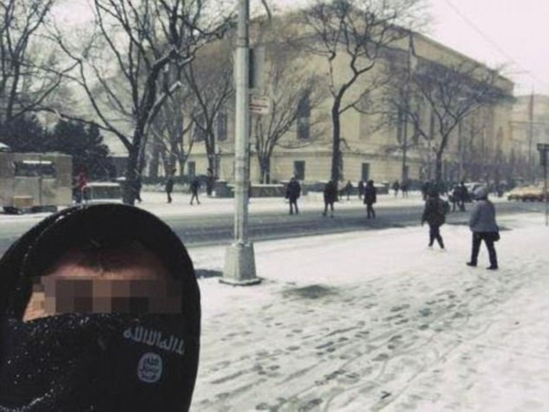 A imagem sem precedentes foi tirada em frente do Museu Metropolitano de Arte, na emblemática Quinta Avenida; na foto, o suposto apoiante do grupo terrorista aparece com o rosto coberto por uma bandeira negra com as inscrições características do Daesh (Foto: Charles Nisz) A imagem sem precedentes foi tirada em frente do Museu Metropolitano de Arte, na emblemática Quinta Avenida; na foto, o suposto apoiante do grupo terrorista aparece com o rosto coberto por uma bandeira negra com as inscrições características do Daesh