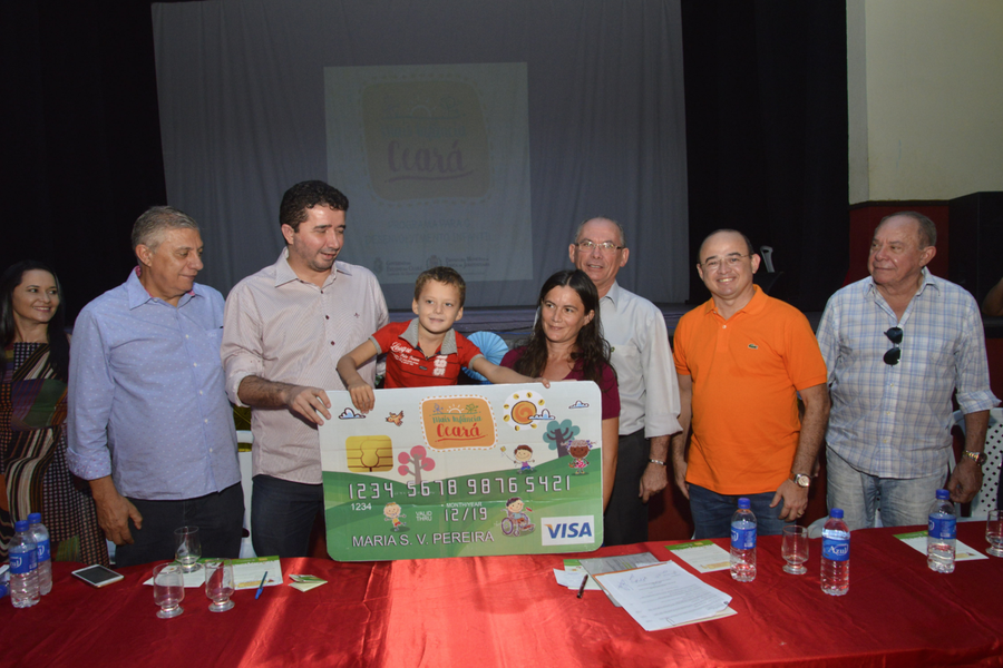 Cinquenta e três famílias do município de Jijoca de Jericoacoara, no Litoral Norte, foram beneficiadas com o Cartão Mais Infância nesta terça-feira (9) e receberão o benefício de R$ 85 mensais, além de acompanhamento de saúde e assistência social. O secretário da Casa Civil do Governo do Estado, Nelson Martins, explicou que o projeto “inicialmente vai atender a 48 mil famílias e, até junho deste ano, chegará a 60 mil famílias” (Foto: Rodrigo Rocha) Cinquenta e três famílias do município de Jijoca de Jericoacoara, no Litoral Norte, foram beneficiadas com o Cartão Mais Infância nesta terça-feira (9) e receberão o benefício de R$ 85 mensais, além de acompanhamento de saúde e assistência social. O secretário da Casa Civil do Governo do Estado, Nelson Martins, explicou que o projeto “inicialmente vai atender a 48 mil famílias e, até junho deste ano, chegará a 60 mil famílias”