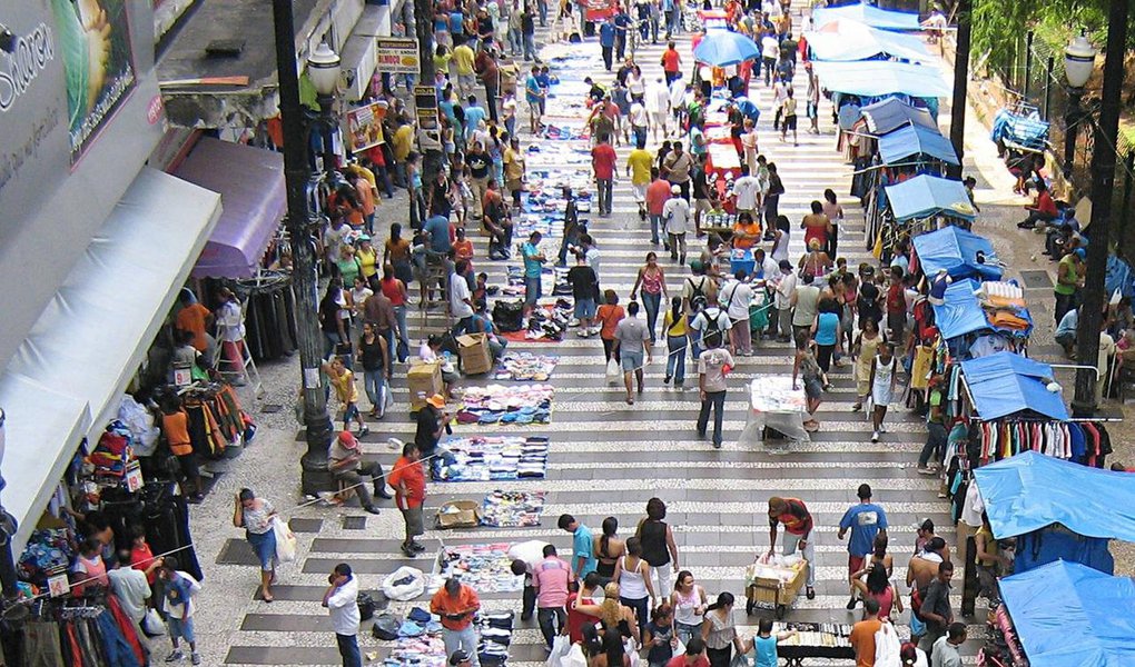 O número de pessoas que trabalham por conta própria ou em vagas sem carteira assinada superou o daqueles que têm um emprego formal pela primeira vez em 2017; é o que mostra levantamento divulgado nesta quarta-feira (31) pelo Instituto Brasileiro de Geografia e Estatística (IBGE). o quarto trimestre de 2017 tinha 34,3 milhões de pessoas trabalhando por conta própria ou sem carteira, contra 33,3 milhões ocupados em vagas formais (Foto: Charles Nisz) O número de pessoas que trabalham por conta própria ou em vagas sem carteira assinada superou o daqueles que têm um emprego formal pela primeira vez em 2017; é o que mostra levantamento divulgado nesta quarta-feira (31) pelo Instituto Brasileiro de Geografia e Estatística (IBGE). o quarto trimestre de 2017 tinha 34,3 milhões de pessoas trabalhando por conta própria ou sem carteira, contra 33,3 milhões ocupados em vagas formais