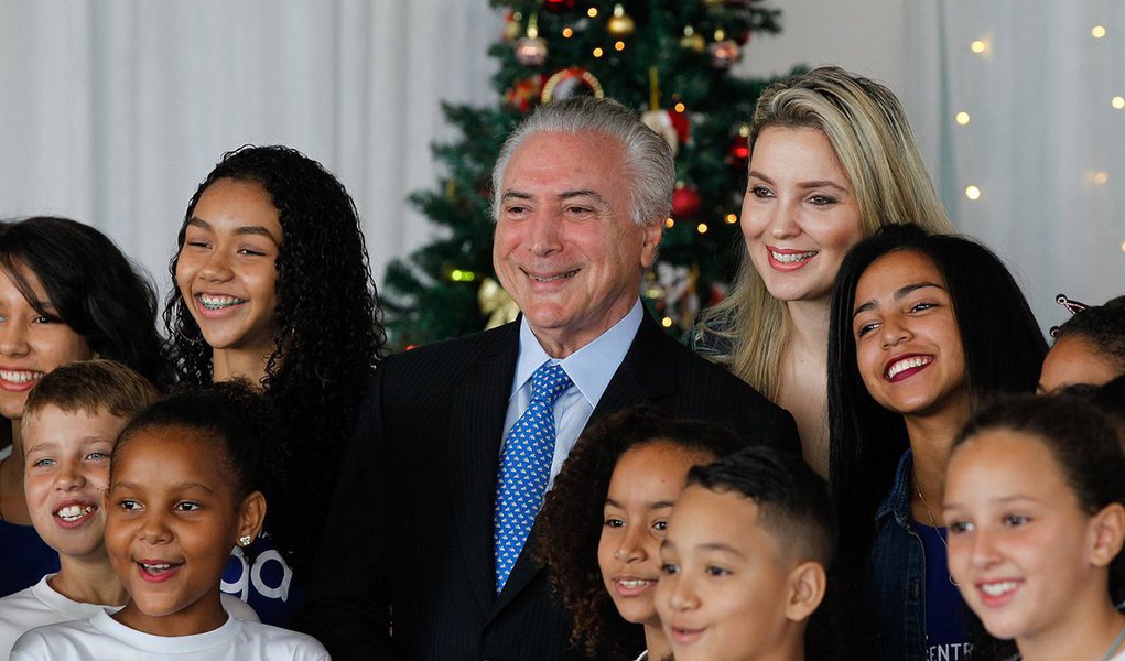 Em uma tacada só, Michel Temer baixou 16 leis que presentearam cidades, homenagearam personalidades e inflaram o calendário de datas festivas, três dias antes do Natal; cidades ganharam títulos de Capital do Leite ou do Boi Bumbá (Foto: Gisele Federicce) Em uma tacada só, Michel Temer baixou 16 leis que presentearam cidades, homenagearam personalidades e inflaram o calendário de datas festivas, três dias antes do Natal; cidades ganharam títulos de Capital do Leite ou do Boi Bumbá