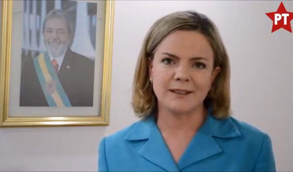 A senadora Gleisi Hoffmann, presidente do PT, agradeceu o apoio de ativistas brasileiros e estrangeiros na Alemanha, que têm denunciado o golpe de 2016 e a crise política no Brasil, com a perseguição judicial e midiática contra o ex-presidente Lula; Gleisi agradeceu ao apoio do jornalista e escritor Peter Steiniger, do jornal Der Junge Welt. "Que tem dado muito espaço para que a gente fale com a comunidade internacional, com a Alemanha, e especialmente com a comunidade de Berlim", disse a senadora em vídeo; assista (Foto: Aquiles Lins) A senadora Gleisi Hoffmann, presidente do PT, agradeceu o apoio de ativistas brasileiros e estrangeiros na Alemanha, que têm denunciado o golpe de 2016 e a crise política no Brasil, com a perseguição judicial e midiática contra o ex-presidente Lula; Gleisi agradeceu ao apoio do jornalista e escritor Peter Steiniger, do jornal Der Junge Welt. "Que tem dado muito espaço para que a gente fale com a comunidade internacional, com a Alemanha, e especialmente com a comunidade de Berlim", disse a senadora em vídeo; assista