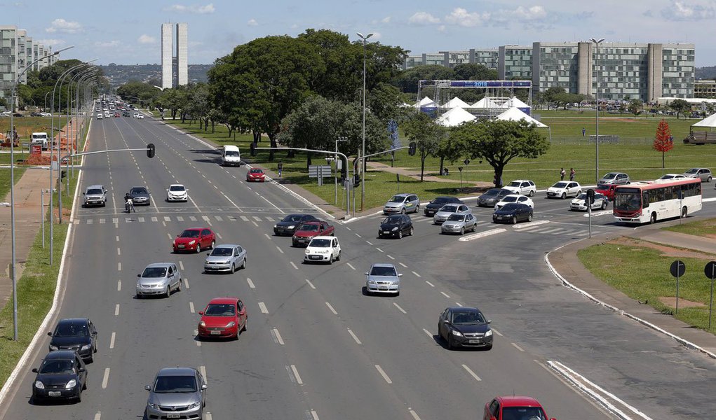 Para garantir o conforto e a segurança de quem participar das festas públicas do réveillon 2018, as forças de segurança do Distrito Federal farão alterações no trânsito nos arredores dos eventos; na Esplanada dos Ministérios, onde são esperadas milhares de pessoas para a contagem regressiva, o Batalhão de Policiamento de Trânsito da PM interditará o fluxo de veículos na zona central da capital federal; o bloqueio será das 7 horas de domingo (31) às 5 horas de segunda (1º); a liberação completa da via deverá ser finalizada às 7 horas (Foto: Leonardo Lucena) Para garantir o conforto e a segurança de quem participar das festas públicas do réveillon 2018, as forças de segurança do Distrito Federal farão alterações no trânsito nos arredores dos eventos; na Esplanada dos Ministérios, onde são esperadas milhares de pessoas para a contagem regressiva, o Batalhão de Policiamento de Trânsito da PM interditará o fluxo de veículos na zona central da capital federal; o bloqueio será das 7 horas de domingo (31) às 5 horas de segunda (1º); a liberação completa da via deverá ser finalizada às 7 horas