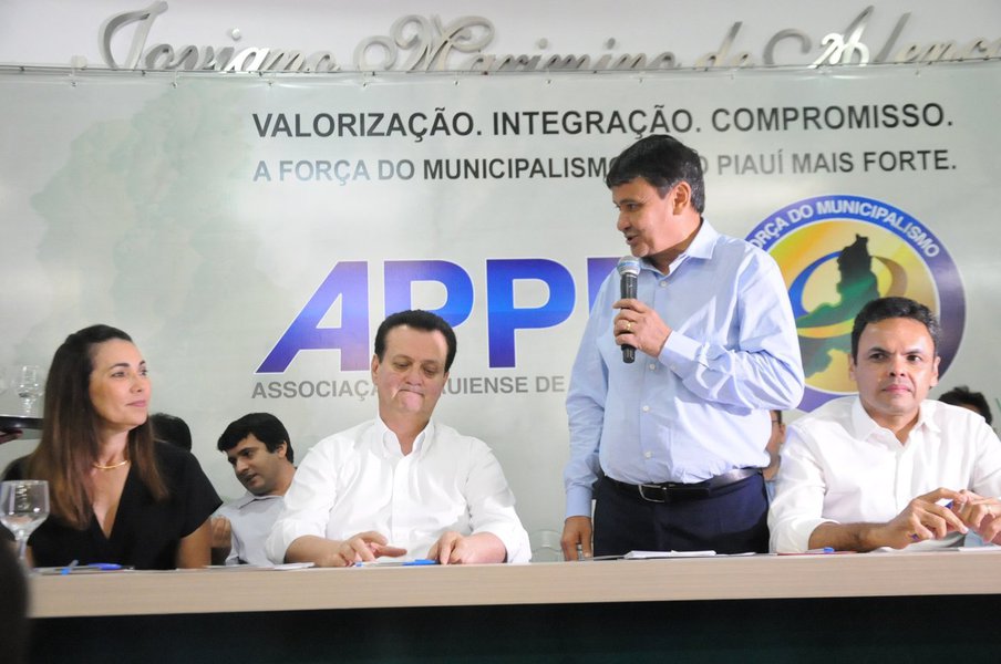 Feito em parceria com o ministério de Ciência e Tecnologia, o programa levará internet banda larga para 128 municípios do Piauí; “A implantação desse projeto é de suma importância para o desenvolvimento econômico e social no estado, porque vai possibilitar o desenvolvimento de ferramentas de telemedicina, com processos cirúrgicos podendo ser realizados à distância e telesegurança e teleducação no Piauí”, comemora o governador Wellington Dias (Foto: Charles Nisz) Feito em parceria com o ministério de Ciência e Tecnologia, o programa levará internet banda larga para 128 municípios do Piauí; “A implantação desse projeto é de suma importância para o desenvolvimento econômico e social no estado, porque vai possibilitar o desenvolvimento de ferramentas de telemedicina, com processos cirúrgicos podendo ser realizados à distância e telesegurança e teleducação no Piauí”, comemora o governador Wellington Dias