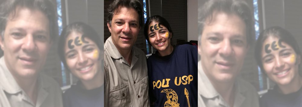 O ex-prefeito de São Paulo, Fernando Haddad, anunciou pelo seu Facebook na noite desta quinta-feira (15) que sua filha mais nova, Ana Carolina Haddad, foi aprovada para entrar na Escola Politécnica da Universidade de São Paulo (POLI-USP), sem especificar o curso; com a entrada da filha caçula no mundo universitário, a família toda marca, agora, seu sobrenome na maior universidade do país (Foto: Aquiles Lins) O ex-prefeito de São Paulo, Fernando Haddad, anunciou pelo seu Facebook na noite desta quinta-feira (15) que sua filha mais nova, Ana Carolina Haddad, foi aprovada para entrar na Escola Politécnica da Universidade de São Paulo (POLI-USP), sem especificar o curso; com a entrada da filha caçula no mundo universitário, a família toda marca, agora, seu sobrenome na maior universidade do país