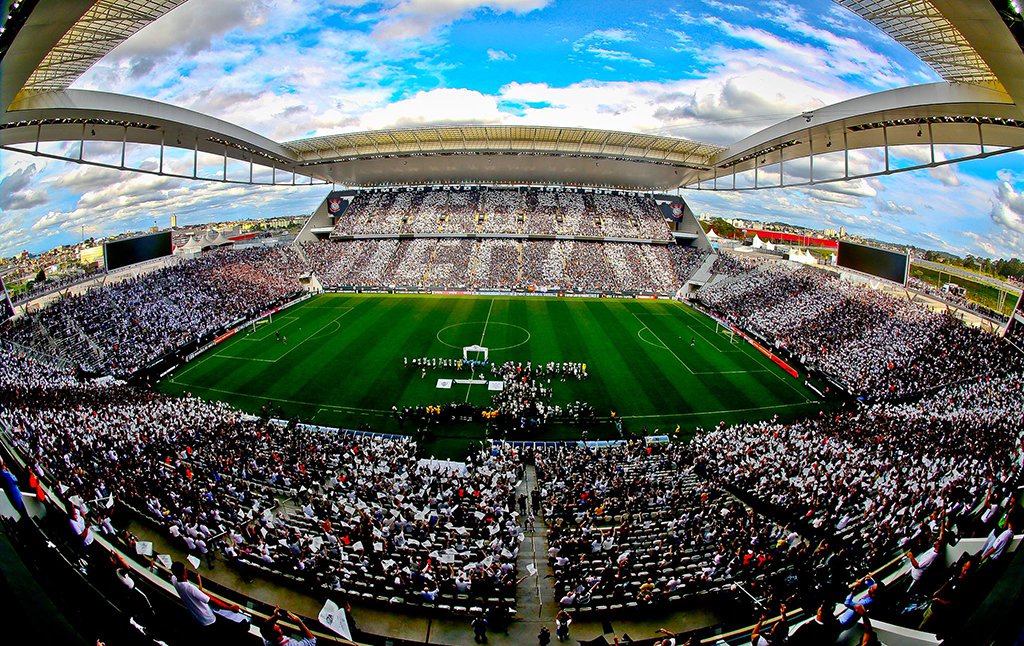 A Justiça do RS determinou que o Corinthians, a construtora Odebrecht, o ex-presidente da Caixa Jorge Fontes Hereda e a Sociedade de Propósito Específico (SPE) Arena Itaquera S.A devolvam R$ 400 milhões ao banco estatal; a sentença apontou "um repasse milionário de dinheiro público, captado por uma empresa privada especialmente criada para este fim e com capital social no valor de R$ 1 mil, embasado em garantias incertas e que beneficiou, além de um time de futebol, uma construtora contratada sem licitação" (Foto: Leonardo Lucena) A Justiça do RS determinou que o Corinthians, a construtora Odebrecht, o ex-presidente da Caixa Jorge Fontes Hereda e a Sociedade de Propósito Específico (SPE) Arena Itaquera S.A devolvam R$ 400 milhões ao banco estatal; a sentença apontou "um repasse milionário de dinheiro público, captado por uma empresa privada especialmente criada para este fim e com capital social no valor de R$ 1 mil, embasado em garantias incertas e que beneficiou, além de um time de futebol, uma construtora contratada sem licitação"