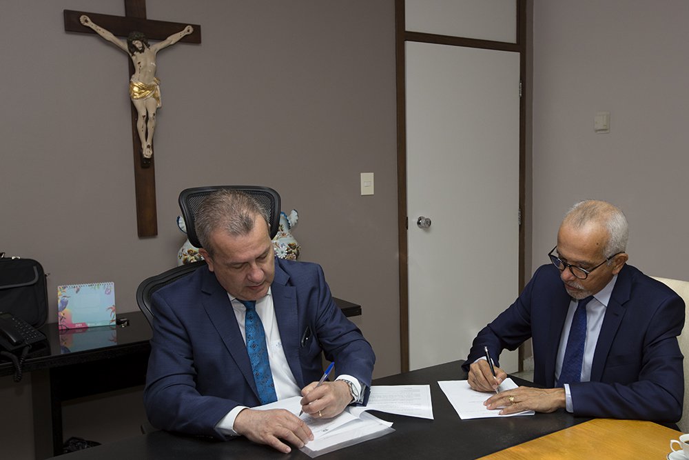 A Prefeitura de Aracaju firmou, na manhã desta segunda-feira (29), um convênio com o Tribunal de Justiça de Sergipe, para compartilhamento de fibra ótica; com o convênio, a prefeitura passa a utilizar, de forma compartilhada, a rede de fibra ótica do TJ, em ações nas áreas de Educação, como a matrícula online; Saúde, na implantação do Prontuário Eletrônico; na Defesa Social, com a instalação de câmeras de segurança, e nas áreas de Tecnologia, Ciência e Inovação (Foto: Charles Nisz) A Prefeitura de Aracaju firmou, na manhã desta segunda-feira (29), um convênio com o Tribunal de Justiça de Sergipe, para compartilhamento de fibra ótica; com o convênio, a prefeitura passa a utilizar, de forma compartilhada, a rede de fibra ótica do TJ, em ações nas áreas de Educação, como a matrícula online; Saúde, na implantação do Prontuário Eletrônico; na Defesa Social, com a instalação de câmeras de segurança, e nas áreas de Tecnologia, Ciência e Inovação