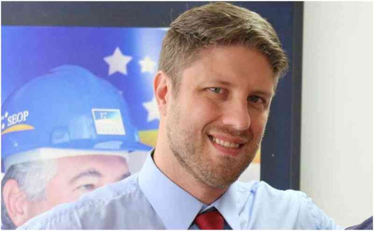 De acordo com o deputado estadual Requião Filho (MDB), "nos últimos três anos têm sido assim no Paraná. A oposição cria projetos que beneficiam a população ou aos servidores públicos, e o Governo Beto Richa veta"; para o parlamentar, o troco virá nas urnas: "Quem tiver o selo do governador Beto Richa (PSDB) colado no peito, nas eleições deste ano, com certeza, terá problemas nas urnas. “É a Lei do Retorno” (Foto: Charles Nisz) De acordo com o deputado estadual Requião Filho (MDB), "nos últimos três anos têm sido assim no Paraná. A oposição cria projetos que beneficiam a população ou aos servidores públicos, e o Governo Beto Richa veta"; para o parlamentar, o troco virá nas urnas: "Quem tiver o selo do governador Beto Richa (PSDB) colado no peito, nas eleições deste ano, com certeza, terá problemas nas urnas. “É a Lei do Retorno”
