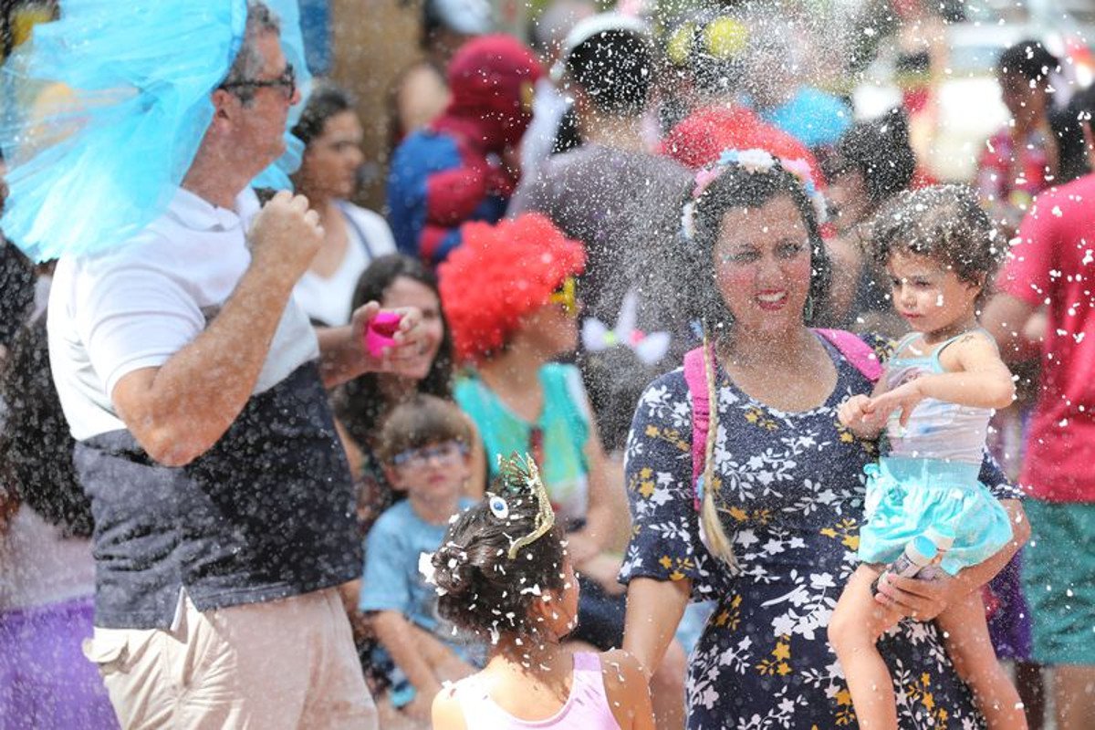 Aproveitando o dia ensolarado, pequenos foliões saíram neste domingo (11) para acompanhar o desfile do já tradicional bloco da Baratinha, no circuito infantil do carnaval brasiliense; com concentração no estacionamento do Parque Ana Lídia, no centro da cidade, o bloco também levou para as crianças brincadeiras, pintura de rosto, além das tradicionais marchinhas de carnaval (Foto: Charles Nisz) Aproveitando o dia ensolarado, pequenos foliões saíram neste domingo (11) para acompanhar o desfile do já tradicional bloco da Baratinha, no circuito infantil do carnaval brasiliense; com concentração no estacionamento do Parque Ana Lídia, no centro da cidade, o bloco também levou para as crianças brincadeiras, pintura de rosto, além das tradicionais marchinhas de carnaval