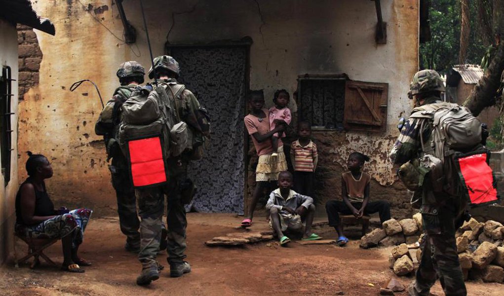 O Comitê Internacional da Cruz Vermelha advertiu sobre a crise causada pela guerra civil que acontece desde 2013 na República Centro Africana; de acordo com a Cruz Vermelha, metade da população do país necessita de ajuda humanitária (Foto: Charles Nisz) O Comitê Internacional da Cruz Vermelha advertiu sobre a crise causada pela guerra civil que acontece desde 2013 na República Centro Africana; de acordo com a Cruz Vermelha, metade da população do país necessita de ajuda humanitária