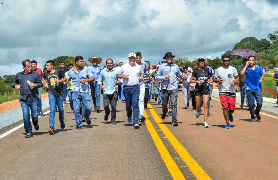 O governador Marconi Perillo e o vice-governador, Zé Eliton inauguraram, com uma grande caminhada, a construção da Rodovia GO-480 entre o município de Santa Isabel e o distrito de Cirilândia; o governador, o vice, a prefeita Cássia Dourado (DEM), parlamentares e lideranças da região percorreram 8 km dos 12,92 km de extensão do trecho, que completa a integração rodoviária entre Goianésia e Rialma/Ceres, encurtando a distância da região a Pirenópolis e a Brasília; "Estamos cumprindo o compromisso firmado com a população do Vale do São Patrício, realizando um sonho histórico e entregando mais essa obra estratégica para o desenvolvimento de Goiás", disse Marconi, ao iniciar a caminhada (Foto: José Barbacena) O governador Marconi Perillo e o vice-governador, Zé Eliton inauguraram, com uma grande caminhada, a construção da Rodovia GO-480 entre o município de Santa Isabel e o distrito de Cirilândia; o governador, o vice, a prefeita Cássia Dourado (DEM), parlamentares e lideranças da região percorreram 8 km dos 12,92 km de extensão do trecho, que completa a integração rodoviária entre Goianésia e Rialma/Ceres, encurtando a distância da região a Pirenópolis e a Brasília; "Estamos cumprindo o compromisso firmado com a população do Vale do São Patrício, realizando um sonho histórico e entregando mais essa obra estratégica para o desenvolvimento de Goiás", disse Marconi, ao iniciar a caminhada
