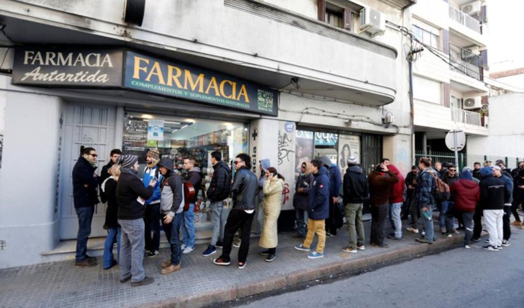 Quatro anos depois de aprovar a legalização da maconha, o Uruguai reduziu em 18% de crimes relacionados ao narcotráfico e o fim das filas nas farmácias, que sofreram com a falta de abastecimento durante o começo da implementação do sistema, em julho; existe, ainda, uma pressão no país vizinho com o objetivo de fazer o governo liberar a venda para turistas; além da venda em farmácias, a lei prevê mais duas formas de acesso à erva atualmente: cultivo individual de até seis plantas e clubes de cultivo (que podem ter de 15 a 45 membros) (Foto: Leonardo Lucena) Quatro anos depois de aprovar a legalização da maconha, o Uruguai reduziu em 18% de crimes relacionados ao narcotráfico e o fim das filas nas farmácias, que sofreram com a falta de abastecimento durante o começo da implementação do sistema, em julho; existe, ainda, uma pressão no país vizinho com o objetivo de fazer o governo liberar a venda para turistas; além da venda em farmácias, a lei prevê mais duas formas de acesso à erva atualmente: cultivo individual de até seis plantas e clubes de cultivo (que podem ter de 15 a 45 membros)
