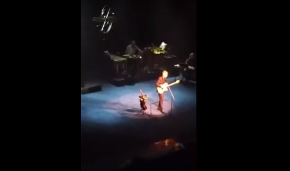 Durante apresentação do cantor e compositor Chico Buarque na madrugada deste sábado, 27, no Rio de Janeiro, a plateia se manifestou em defesa do ex-presidente Lula; em coro, os presentes gritaram: "Olê, olê olê olá, Lula! Lula"; assista ao momento (Foto: Aquiles Lins) Durante apresentação do cantor e compositor Chico Buarque na madrugada deste sábado, 27, no Rio de Janeiro, a plateia se manifestou em defesa do ex-presidente Lula; em coro, os presentes gritaram: "Olê, olê olê olá, Lula! Lula"; assista ao momento