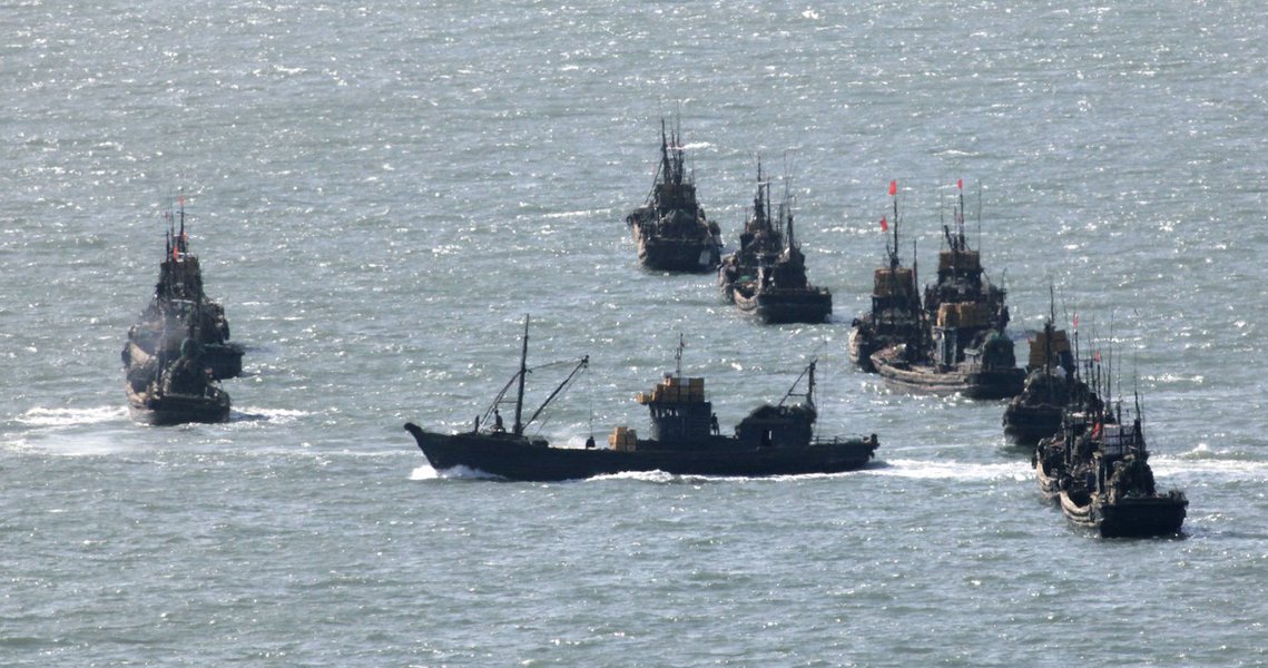 Autoridades da Coreia do Sul capturaram um navio de bandeira do Panamá suspeito de transferir produtos petrolíferos para a Coreia do Norte em uma violação das sanções internacionais; captura foi a segunda a ser divulgada pela Coreia do Sul em poucos dias, no momento em que a Organização das Nações Unidas (ONU) amplia os esforços para reduzir a oferta de petróleo para a Coreia do Norte após seus testes com mísseis nucleares ou balísticos (Foto: Paulo Emílio) Autoridades da Coreia do Sul capturaram um navio de bandeira do Panamá suspeito de transferir produtos petrolíferos para a Coreia do Norte em uma violação das sanções internacionais; captura foi a segunda a ser divulgada pela Coreia do Sul em poucos dias, no momento em que a Organização das Nações Unidas (ONU) amplia os esforços para reduzir a oferta de petróleo para a Coreia do Norte após seus testes com mísseis nucleares ou balísticos