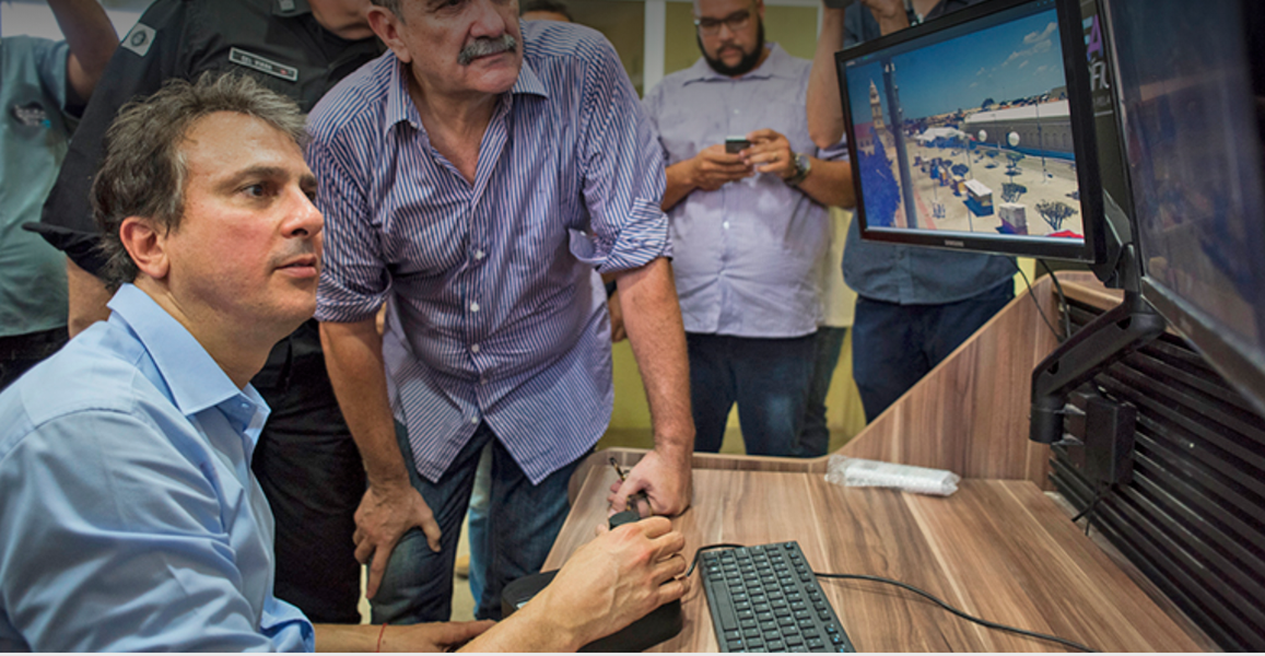 O município de Aracati, no Litoral Leste recebeu nesta quarta-feira (31) o novo sistema de fiscalização de alta tecnologia, juntamente com o grupamento da polícia de capacitação diferenciada, com foco no enfrentamento à criminalidade. “Esse sistema que contratamos é uma ferramenta moderna para combater o crime e diminuir a violência”, disse o governador Camilo Santana (PT). Aracati vai também vai contar com a atuação de 37 policiais do BPRaio, divididos em seis equipes e comandados por um oficial da Polícia Militar (Foto: Rodrigo Rocha) O município de Aracati, no Litoral Leste recebeu nesta quarta-feira (31) o novo sistema de fiscalização de alta tecnologia, juntamente com o grupamento da polícia de capacitação diferenciada, com foco no enfrentamento à criminalidade. “Esse sistema que contratamos é uma ferramenta moderna para combater o crime e diminuir a violência”, disse o governador Camilo Santana (PT). Aracati vai também vai contar com a atuação de 37 policiais do BPRaio, divididos em seis equipes e comandados por um oficial da Polícia Militar