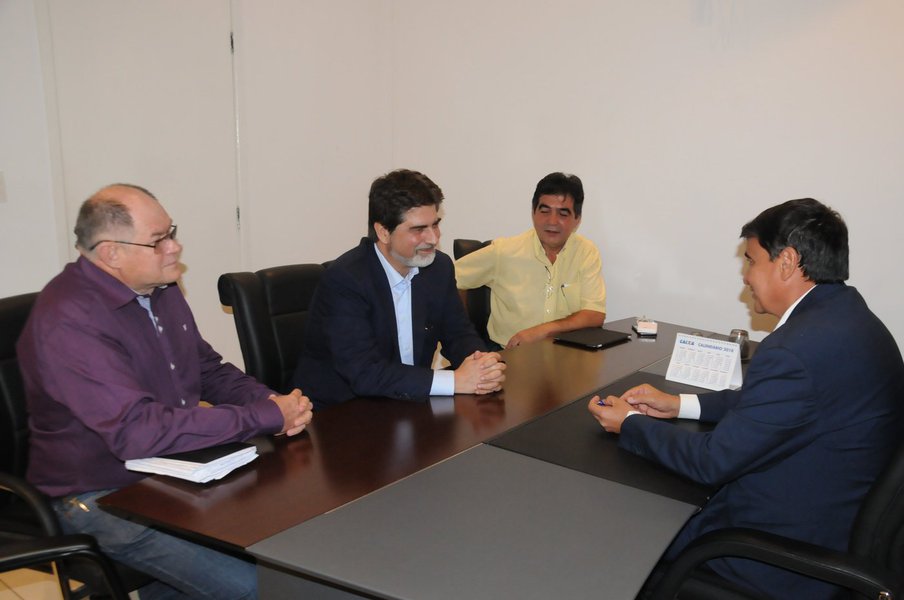 Em reunião com o governador Wellington Dias, o gerente do Fundo Internacional de Desenvolvimento Agrícola (Fida), Paolo Silveri, confirmou a renovação de contrato do fundo com o Piauí; “Temos um contrato de aproximadamente U$ 20 milhões (cerca de R$ 60 milhões) com um aditivo aos contratos existentes que vão nos permitir seguir investindo a partir do ano de 2018”, informou Wellington (Foto: Leonardo Lucena) Em reunião com o governador Wellington Dias, o gerente do Fundo Internacional de Desenvolvimento Agrícola (Fida), Paolo Silveri, confirmou a renovação de contrato do fundo com o Piauí; “Temos um contrato de aproximadamente U$ 20 milhões (cerca de R$ 60 milhões) com um aditivo aos contratos existentes que vão nos permitir seguir investindo a partir do ano de 2018”, informou Wellington