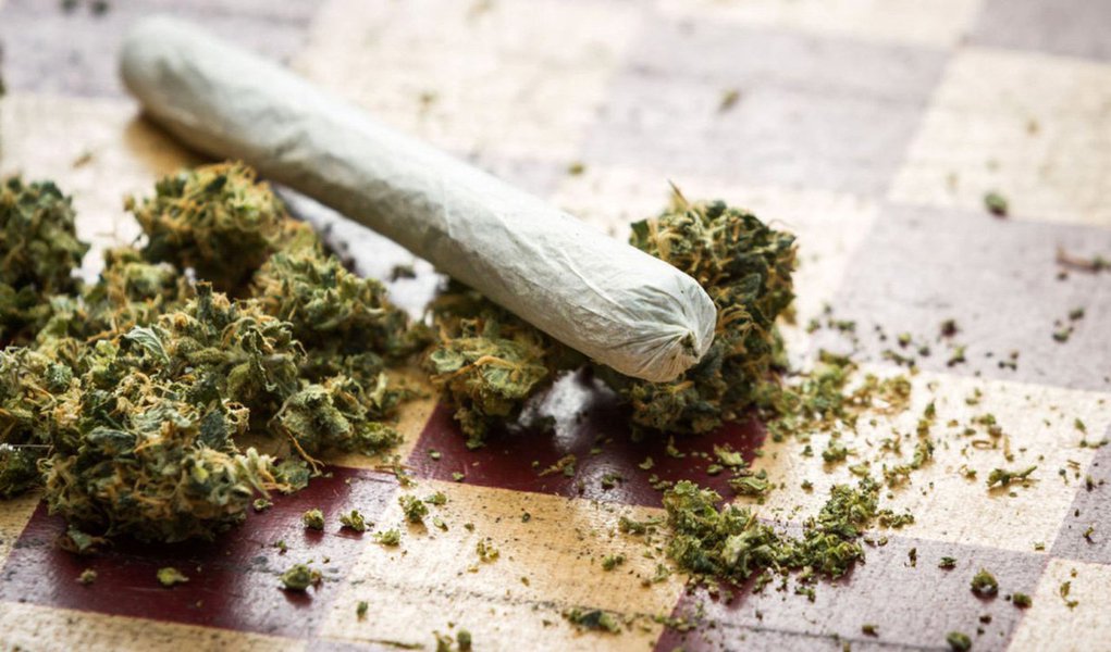 Em 53,79% das condenações por tráfico de drogas no Rio de Janeiro, a palavra dos policiais foi a única prova usada pelo juiz para fundamentar sua decisão; e em 71,14% eles foram as únicas testemunhas dos processos; é o que aponta pesquisa produzida pela Defensoria Pública fluminense e pela Secretaria Nacional de Políticas sobre Drogas (Senad) do Ministério da Justiça; de acordo com a pesquisa da Defensoria, muitas dessas decisões são fundamentadas com a Súmula 70 do Tribunal de Justiça do Rio de Janeiro; o verbete diz que o fato de apenas policiais serem testemunhas "não desautoriza a condenação" (Foto: Aquiles Lins) Em 53,79% das condenações por tráfico de drogas no Rio de Janeiro, a palavra dos policiais foi a única prova usada pelo juiz para fundamentar sua decisão; e em 71,14% eles foram as únicas testemunhas dos processos; é o que aponta pesquisa produzida pela Defensoria Pública fluminense e pela Secretaria Nacional de Políticas sobre Drogas (Senad) do Ministério da Justiça; de acordo com a pesquisa da Defensoria, muitas dessas decisões são fundamentadas com a Súmula 70 do Tribunal de Justiça do Rio de Janeiro; o verbete diz que o fato de apenas policiais serem testemunhas "não desautoriza a condenação"