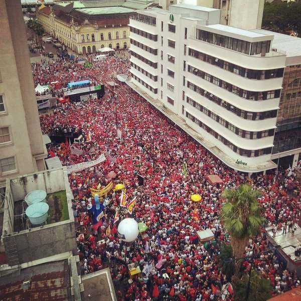 Não foi Lula quem foi condenado, ontem, mas o direito do povo de eleger diretamente o seu presidente. Porém, não obstante a vitória da justiça golpista, obtida sob a proteção de enorme aparato policial, esta foi uma vitória de Pirro (Foto: Benedita da Silva) www.brasil247.com - Não foi Lula quem foi condenado, ontem, mas o direito do povo de eleger diretamente o seu presidente. Porém, não obstante a vitória da justiça golpista, obtida sob a proteção de enorme aparato policial, esta foi uma vitória de Pirro
