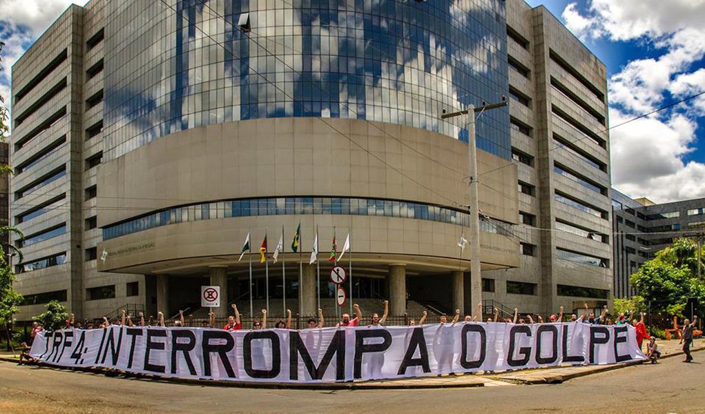 Presidente do TRF4, desembargador Carlos Eduardo Thompson Flores, irá reunir-se com parlamentares do PT para discutir as ações de segurança que serão adotadas durante o julgamento do ex-presidente Luiz Inácio Lula da Silva, marcado para o dia 24 de janeiro; reunião, que visa garantir a realização de atos em apoio a Lula, está marcada para a próxima sexta-feira (12); "Estamos avisando de antemão: estaremos de cara limpa. Não seremos os encapuzados", assegurou o deputado federal, Pepe Vargas, presidente do PT do Rio Grande do Sul (Foto: Paulo Emílio) Presidente do TRF4, desembargador Carlos Eduardo Thompson Flores, irá reunir-se com parlamentares do PT para discutir as ações de segurança que serão adotadas durante o julgamento do ex-presidente Luiz Inácio Lula da Silva, marcado para o dia 24 de janeiro; reunião, que visa garantir a realização de atos em apoio a Lula, está marcada para a próxima sexta-feira (12); "Estamos avisando de antemão: estaremos de cara limpa. Não seremos os encapuzados", assegurou o deputado federal, Pepe Vargas, presidente do PT do Rio Grande do Sul
