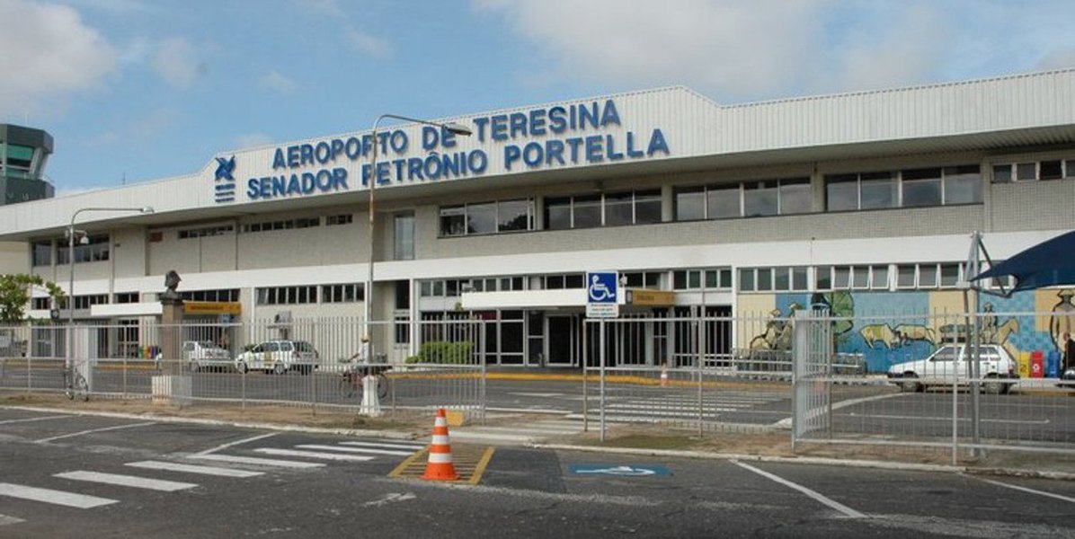 No total, 1.104.376 de passageiros embarcaram ou desembarcaram no Aeroporto de Teresina em 2017; com capacidade para receber mais de dois milhões de passageiros por ano, o terminal tem uma média diária de 3.030 passageiros e 52 operações regulares para diversos destinos brasileiros, como São Luís (MA), Fortaleza (CE), Guarulhos, Congonhas e Campinas (SP), Brasília (DF), Recife (PE), Belém (PA), Rio de Janeiro (RJ), além da cidade piauiense de Parnaíba (Foto: Charles Nisz) No total, 1.104.376 de passageiros embarcaram ou desembarcaram no Aeroporto de Teresina em 2017; com capacidade para receber mais de dois milhões de passageiros por ano, o terminal tem uma média diária de 3.030 passageiros e 52 operações regulares para diversos destinos brasileiros, como São Luís (MA), Fortaleza (CE), Guarulhos, Congonhas e Campinas (SP), Brasília (DF), Recife (PE), Belém (PA), Rio de Janeiro (RJ), além da cidade piauiense de Parnaíba