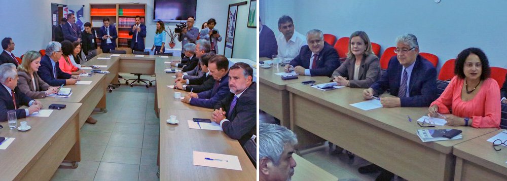 Dirigentes e líderes do PDT, PT, PSOL, PCdoB e PSB, principais partidos de oposição ao governo de Michel Temer estão reunidos nesta quarta-feira, 7, para debater o momento político do País; segundo o líder do PT na Câmara, Paulo Pimenta, a reunião é um esforço para construir uma plataforma comum em defesa da Democracia, da soberania e na defesa dos diretos dos trabalhadores; "Começamos reunião dos partidos de oposição ao governo golpista para afinar nossa estratégia para barrar a reforma da previdência e outros ataques à democracia e às conquistas do povo brasileiro", disse Pimenta (Foto: Aquiles Lins) Dirigentes e líderes do PDT, PT, PSOL, PCdoB e PSB, principais partidos de oposição ao governo de Michel Temer estão reunidos nesta quarta-feira, 7, para debater o momento político do País; segundo o líder do PT na Câmara, Paulo Pimenta, a reunião é um esforço para construir uma plataforma comum em defesa da Democracia, da soberania e na defesa dos diretos dos trabalhadores; "Começamos reunião dos partidos de oposição ao governo golpista para afinar nossa estratégia para barrar a reforma da previdência e outros ataques à democracia e às conquistas do povo brasileiro", disse Pimenta