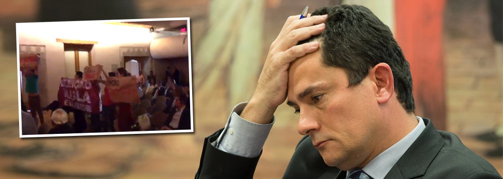 O juiz federal Sérgio Moro foi alvo de protestos nessa terça-feira, 27, na Cidade do México, durante palestra no Colégio Nacional. Sua intervenção foi interrompida pelos manifestantes, que o acusaram de ser "golpista" e de promover perseguição política contra o ex-presidente Luiz Inácio Lula da Silva; "Moro imoral, juiz parcial", gritaram os manifestantes, que levaram cartazes contra o magistrado da operação Lava Jato; ministro da Suprema Corte, José Ramón Cossío, teve que intervir, para que o juiz Moro pudesse continuar com a palestra; assista (Foto: Aquiles Lins) O juiz federal Sérgio Moro foi alvo de protestos nessa terça-feira, 27, na Cidade do México, durante palestra no Colégio Nacional. Sua intervenção foi interrompida pelos manifestantes, que o acusaram de ser "golpista" e de promover perseguição política contra o ex-presidente Luiz Inácio Lula da Silva; "Moro imoral, juiz parcial", gritaram os manifestantes, que levaram cartazes contra o magistrado da operação Lava Jato; ministro da Suprema Corte, José Ramón Cossío, teve que intervir, para que o juiz Moro pudesse continuar com a palestra; assista