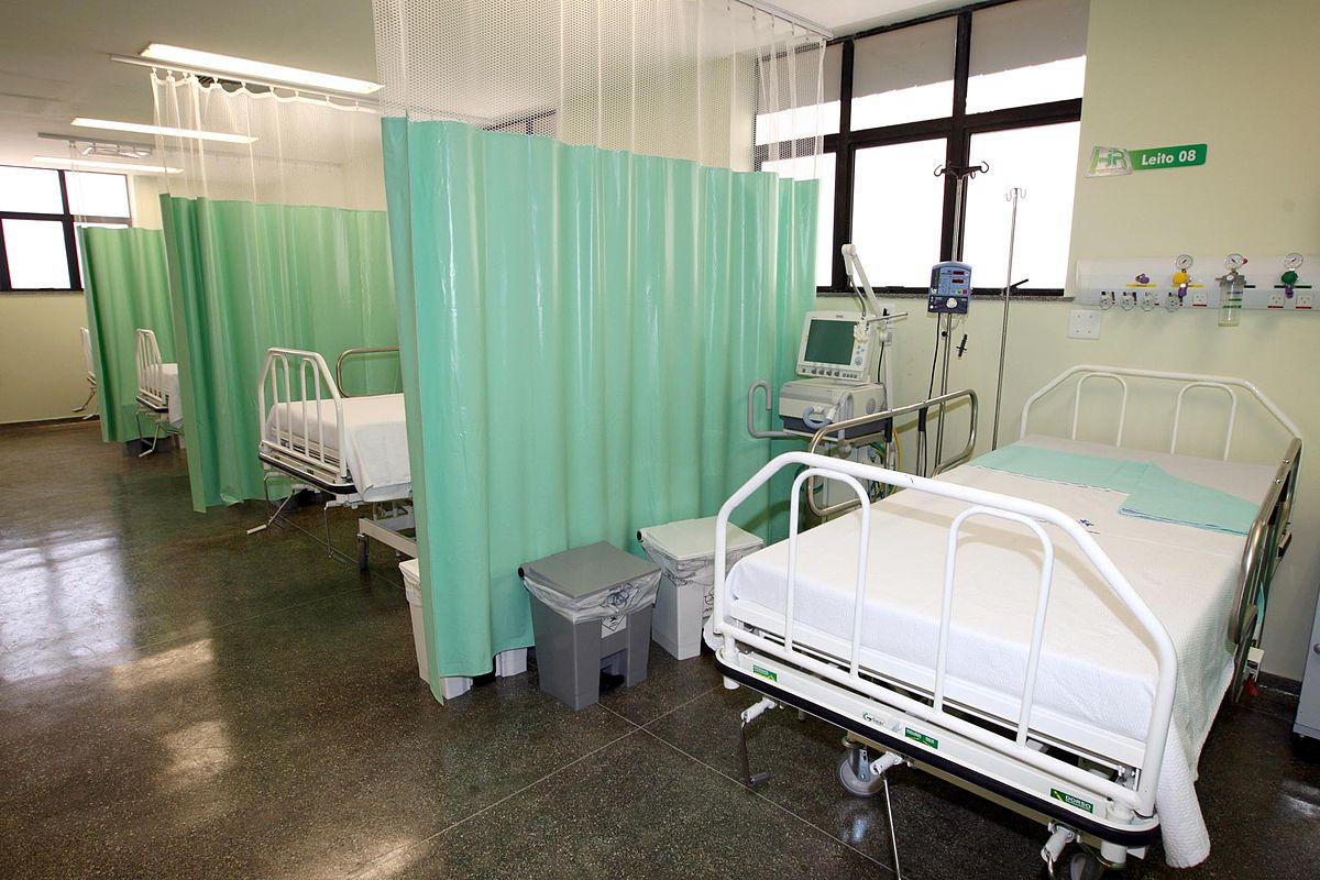 O segurança do governador Wellington Dias, o policial militar Francisco das Chagas Soares, está internado na Unidade de Terapia Intensiva (UTI) de um hospital particular em Teresina; o policial ficou ferido após reagir a uma tentativa de assalto e matar um dos bandidos na noite de ontem (25) na rua Rio de Janeiro, no bairro Aeroporto, zona Norte de Teresina (Foto: Charles Nisz) O segurança do governador Wellington Dias, o policial militar Francisco das Chagas Soares, está internado na Unidade de Terapia Intensiva (UTI) de um hospital particular em Teresina; o policial ficou ferido após reagir a uma tentativa de assalto e matar um dos bandidos na noite de ontem (25) na rua Rio de Janeiro, no bairro Aeroporto, zona Norte de Teresina