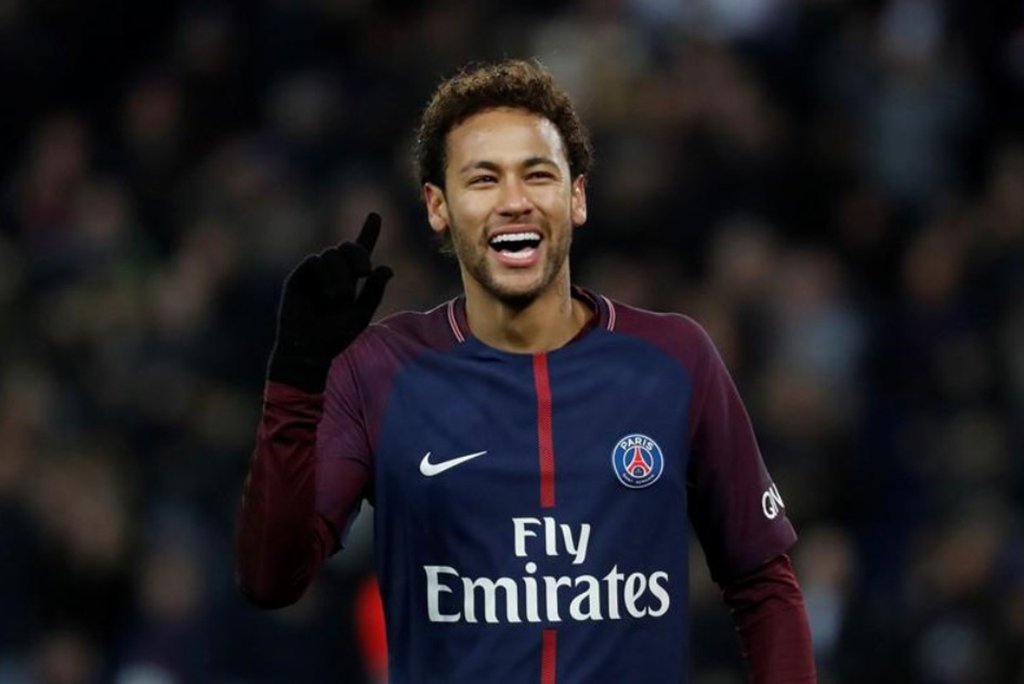 Neymar trocou o Barcelona pelo Paris Saint-Germain para sair da sombra de Lionel Messi e aumentar as chances de o Brasil conquistar a Copa do Mundo deste ano, de acordo com o colega de time e de seleção Daniel Alves; Neymar se tornou o jogador mais caro do mundo em agosto, ao ser contratado pelo PSG do Barcelona por US$ 276 milhões; o jogador de 25 anos ficou em terceiro lugar, atrás de Messi e de Cristiano Ronaldo, do Real Madrid, na eleição da Bola de Ouro de 2017 (Foto: Leonardo Lucena) Neymar trocou o Barcelona pelo Paris Saint-Germain para sair da sombra de Lionel Messi e aumentar as chances de o Brasil conquistar a Copa do Mundo deste ano, de acordo com o colega de time e de seleção Daniel Alves; Neymar se tornou o jogador mais caro do mundo em agosto, ao ser contratado pelo PSG do Barcelona por US$ 276 milhões; o jogador de 25 anos ficou em terceiro lugar, atrás de Messi e de Cristiano Ronaldo, do Real Madrid, na eleição da Bola de Ouro de 2017