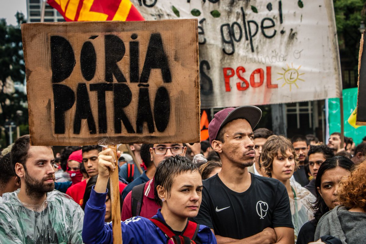 "Eu não sou otário, esse aumento vai pro bolso do empresário", cantam manifestantes no ato contra o aumento das tarifas em São Paulo; cartazes chamam o prefeito João Doria de "patrão" (Foto: Gisele Federicce) "Eu não sou otário, esse aumento vai pro bolso do empresário", cantam manifestantes no ato contra o aumento das tarifas em São Paulo; cartazes chamam o prefeito João Doria de "patrão"