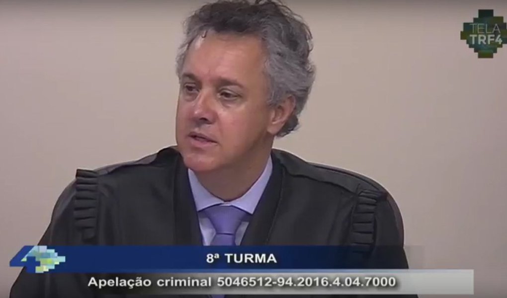 "Culpabilidade extremamente elevada", disse o desembargador Pedro Gebran Neto, relator do recurso do ex-presidente Lula no TRF-4; "Infelizmente, se está condenando um ex-presidente da República", justificou, ao aumentar a pena do ex-presidente Lula a 12 anos e um mês de prisão; ele rejeitou todos os pedidos preliminares apresentados pela defesa, confirmando todas os pontos da sentença do juiz Sérgio Moro; ele pediu a prisão de Lula após o término dos recursos no TRF4; sessão em intervalo (Foto: Aquiles Lins) "Culpabilidade extremamente elevada", disse o desembargador Pedro Gebran Neto, relator do recurso do ex-presidente Lula no TRF-4; "Infelizmente, se está condenando um ex-presidente da República", justificou, ao aumentar a pena do ex-presidente Lula a 12 anos e um mês de prisão; ele rejeitou todos os pedidos preliminares apresentados pela defesa, confirmando todas os pontos da sentença do juiz Sérgio Moro; ele pediu a prisão de Lula após o término dos recursos no TRF4; sessão em intervalo