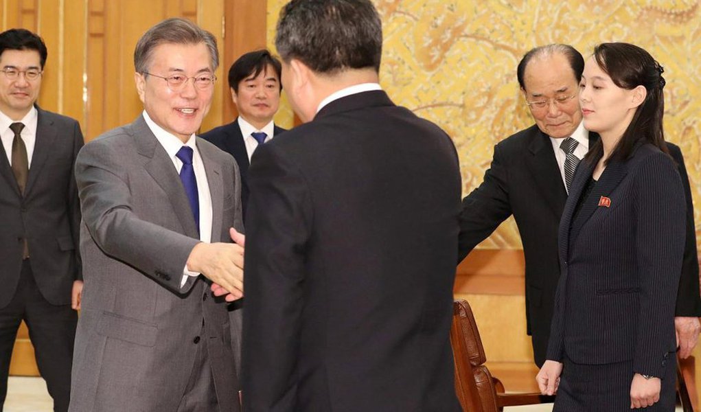 O convite que o líder da Coreia do Norte, Kim Jong-un, fez ao presidente sul-coreano, Moon Jae-in, para uma reunião em Pyongyang deixou Seul em um dilema: aceitar e arriscar aumentar as diferenças com os Estados Unidos sobre como controlar o programa nuclear da Coreia do Norte ou recusar e arriscar a oportunidade de melhorar as relações transfronteiriças; Moon evitou qualquer compromisso imediato em resposta à oferta do Norte, dizendo a Kim que esperava "criar o ambiente" para que tal cúpula ocorra (Foto: Aquiles Lins) O convite que o líder da Coreia do Norte, Kim Jong-un, fez ao presidente sul-coreano, Moon Jae-in, para uma reunião em Pyongyang deixou Seul em um dilema: aceitar e arriscar aumentar as diferenças com os Estados Unidos sobre como controlar o programa nuclear da Coreia do Norte ou recusar e arriscar a oportunidade de melhorar as relações transfronteiriças; Moon evitou qualquer compromisso imediato em resposta à oferta do Norte, dizendo a Kim que esperava "criar o ambiente" para que tal cúpula ocorra