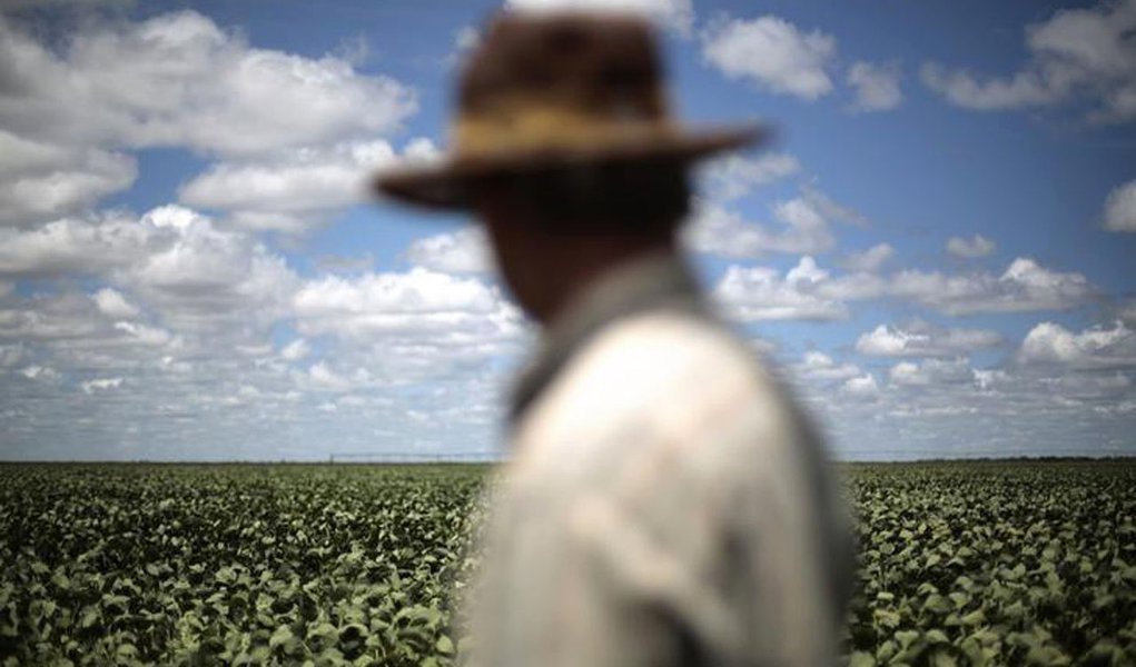 Quem vê a propaganda do governo Temer a respeito da "reforma" da Previdência vai se deparar com a informação de que os trabalhadores rurais não serão afetados pela aprovação da medida; "É mentira que os rurais estão fora dessa reforma da Previdência", afirma Edjane Rodrigues, secretária de Políticas Sociais da Confederação Nacional dos Trabalhadores na Agricultura (Contag); . "A emenda aglutinativa deixa muito clara a exigência da contribuição previdenciária mensal e individual para agricultores e agricultoras familiares. Esse é um dos principais pontos e, na nossa avaliação, exclui pelo menos 60% da agricultura familiar dos sistemas de proteção previdenciária",diz (Foto: Paulo Emílio) Quem vê a propaganda do governo Temer a respeito da "reforma" da Previdência vai se deparar com a informação de que os trabalhadores rurais não serão afetados pela aprovação da medida; "É mentira que os rurais estão fora dessa reforma da Previdência", afirma Edjane Rodrigues, secretária de Políticas Sociais da Confederação Nacional dos Trabalhadores na Agricultura (Contag); . "A emenda aglutinativa deixa muito clara a exigência da contribuição previdenciária mensal e individual para agricultores e agricultoras familiares. Esse é um dos principais pontos e, na nossa avaliação, exclui pelo menos 60% da agricultura familiar dos sistemas de proteção previdenciária",diz