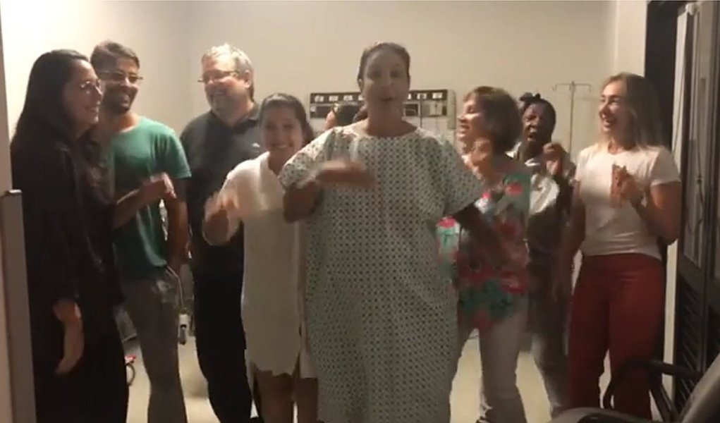As gêmeas da cantora Ivete Sangalo, Marina e Helena, nasceram no Hospital Aliança, em Salvador, por volta das 6h15; o parto estava marcado para 22 de fevereiro, mas, por volta da 0h deste sábado ela começou a sentir contrações; maior nome da música baiana e presença constante no tradicional carnaval da capital, Ivete deu entrada na maternidade dançando; ela publicou um vídeo nas redes sociais já de avental e comemorando ao lado de amigos e familiares; "É com muita alegria que a mamãe mais feliz do mundo vai fazer o maior carnaval da sua vida na maternidade!!! Orem por nós!", publicou; veja vídeo (Foto: Voney Malta) As gêmeas da cantora Ivete Sangalo, Marina e Helena, nasceram no Hospital Aliança, em Salvador, por volta das 6h15; o parto estava marcado para 22 de fevereiro, mas, por volta da 0h deste sábado ela começou a sentir contrações; maior nome da música baiana e presença constante no tradicional carnaval da capital, Ivete deu entrada na maternidade dançando; ela publicou um vídeo nas redes sociais já de avental e comemorando ao lado de amigos e familiares; "É com muita alegria que a mamãe mais feliz do mundo vai fazer o maior carnaval da sua vida na maternidade!!! Orem por nós!", publicou; veja vídeo