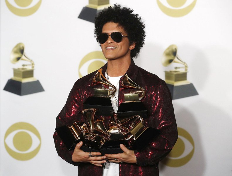 O cantor Bruno Mars ganhou o principal prêmio do Grammy na noite de domingo, em outra vitória para a música pop sobre o rap, que atualmente é o gênero musical mais popular nos Estados Unidos; Mars ganhou em seis categorias, incluindo a música do ano por seu hit "That's What I Like", e tanto gravação quanto álbum do ano com "24K Magic"; "Essas músicas foram escritas com nada além de alegria, amor, e isso foi tudo que eu quis trazer com esse álbum, ver todo mundo dançando", disse Mars, de 32 anos (Foto: Aquiles Lins) O cantor Bruno Mars ganhou o principal prêmio do Grammy na noite de domingo, em outra vitória para a música pop sobre o rap, que atualmente é o gênero musical mais popular nos Estados Unidos; Mars ganhou em seis categorias, incluindo a música do ano por seu hit "That's What I Like", e tanto gravação quanto álbum do ano com "24K Magic"; "Essas músicas foram escritas com nada além de alegria, amor, e isso foi tudo que eu quis trazer com esse álbum, ver todo mundo dançando", disse Mars, de 32 anos