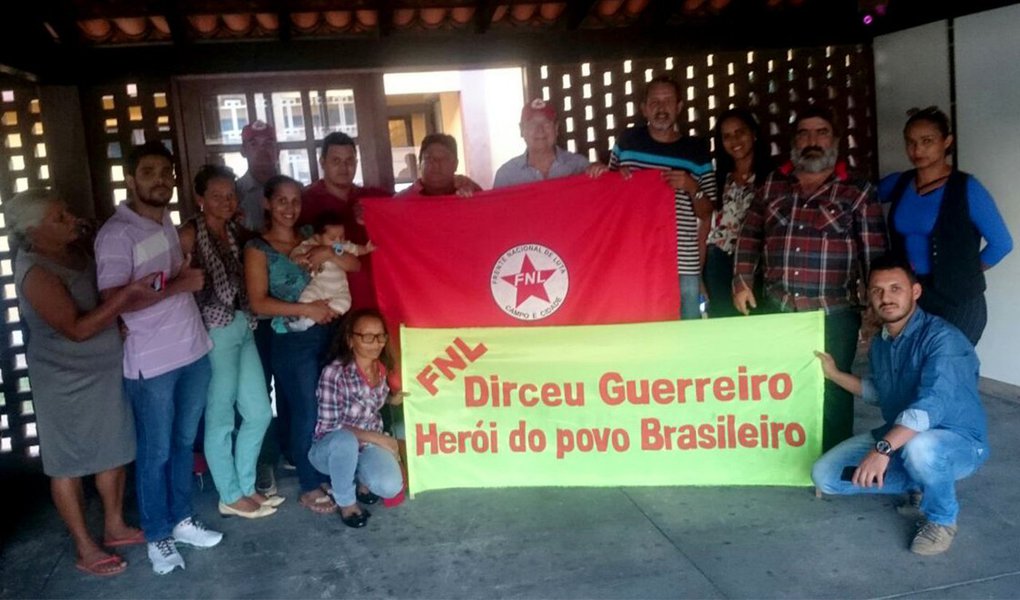 Um grupo de militantes da Frente Nacional de Lutas no Campo e Cidade (FNL) se reuniu com o ex-ministro José Dirceu, que cumpre prisão em regime domiciliar, em Brasília; para o líder do FNL, José Rainha, Dirceu é uma das "maiores lideranças que a esquerda tem no Brasil na atualidade"; segundo Rainha, o grupo fechou compromisso com o ex-ministro de "acirrar a luta de classe" e combater a oligarquia rural; "Também vamos ajudar o nosso companheiro Lula a não ser preso e elegê-lo novamente como presidente da República", afirmou (Foto: Aquiles Lins) Um grupo de militantes da Frente Nacional de Lutas no Campo e Cidade (FNL) se reuniu com o ex-ministro José Dirceu, que cumpre prisão em regime domiciliar, em Brasília; para o líder do FNL, José Rainha, Dirceu é uma das "maiores lideranças que a esquerda tem no Brasil na atualidade"; segundo Rainha, o grupo fechou compromisso com o ex-ministro de "acirrar a luta de classe" e combater a oligarquia rural; "Também vamos ajudar o nosso companheiro Lula a não ser preso e elegê-lo novamente como presidente da República", afirmou