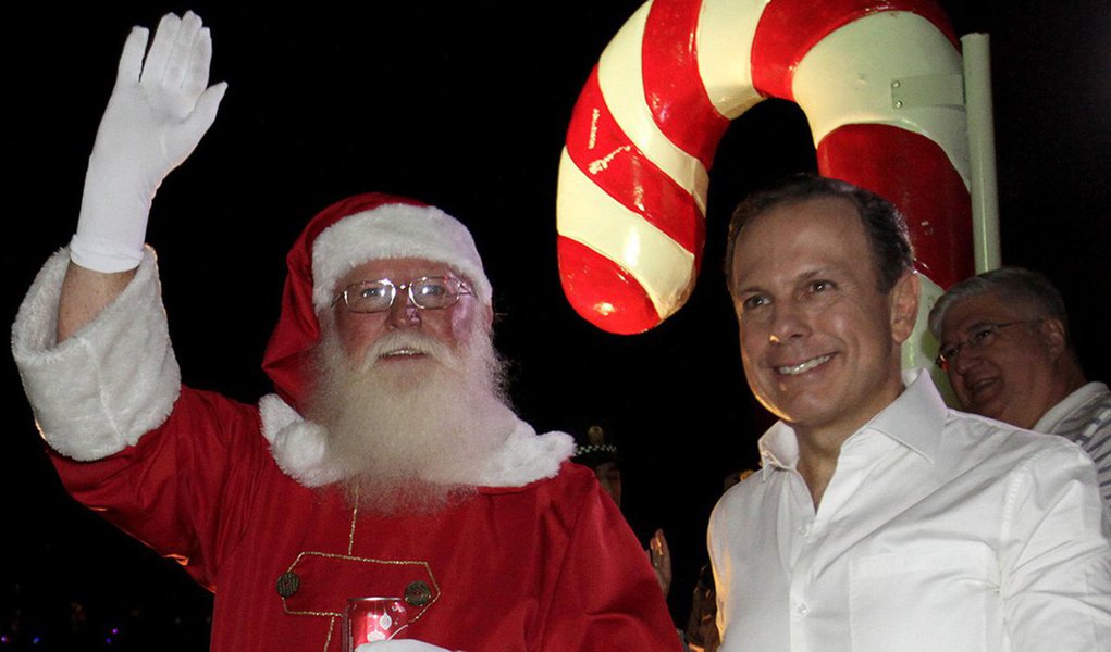 Editor do Tijolaço afirma que o prefeito de São Paulo, "que poderia ficar calado, deixar que se fizesse uma abertura da via sem festejos oficiais e portar-se como alguém que, de fato, respeita a decisão dos vereadores, não perdeu a chance de fazer seu 'marketing do malvado'" ao soltar uma nota em que diz considerar "injusta" a homenagem a Marisa Letícia, que irá nomear um viaduto na capital paulista; o episódio "não teria importância alguma, uma homenagem local que se perderia da memória e numa pequena placa. Doria consegue, porém, transformá-lo num monumento à estupidez", escreve Fernando Brito (Foto: Gisele Federicce) Editor do Tijolaço afirma que o prefeito de São Paulo, "que poderia ficar calado, deixar que se fizesse uma abertura da via sem festejos oficiais e portar-se como alguém que, de fato, respeita a decisão dos vereadores, não perdeu a chance de fazer seu 'marketing do malvado'" ao soltar uma nota em que diz considerar "injusta" a homenagem a Marisa Letícia, que irá nomear um viaduto na capital paulista; o episódio "não teria importância alguma, uma homenagem local que se perderia da memória e numa pequena placa. Doria consegue, porém, transformá-lo num monumento à estupidez", escreve Fernando Brito