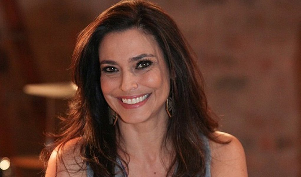 Valéria Monteiro, ex-apresentadora do Jornal Nacional, é pré-candidata a presidência da república. Ex-coelhinha da playboy, ela gravou um teaser e compara o parasita do estado, o criador do Bolsofamília, a adolf hitler. Monteiro chegou um pouco atrasada para essa refrega. Jair Bolsonaro já é uma carta fora do baralho. O mito virou um mico (Foto: Lelê Teles) Valéria Monteiro, ex-apresentadora do Jornal Nacional, é pré-candidata a presidência da república. Ex-coelhinha da playboy, ela gravou um teaser e compara o parasita do estado, o criador do Bolsofamília, a adolf hitler. Monteiro chegou um pouco atrasada para essa refrega. Jair Bolsonaro já é uma carta fora do baralho. O mito virou um mico