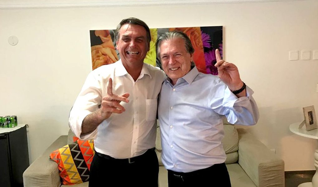 O deputado Jair Bolsonaro, que aparece em segundo lugar na pesquisa Datafolha, atrás do ex-presidente Lula, anda desconfiado de levar uma rasteira do PSL; mesmo depois de acertar sua filiação e candidatura com o presidente da legenda, Luciano Bivar, Bolsonaro teme ver seu nome rifado pelo partido na reta final; "Já ouvi que nossa candidatura vale R$ 50 milhões e um ministério", diz o interlocutor do parlamentar ao Valor Econômico; o núcleo duro do candidato da extrema-direita rachou após o fracassado processo de migração do PSC para o PEN/Patriota (Foto: Aquiles Lins) O deputado Jair Bolsonaro, que aparece em segundo lugar na pesquisa Datafolha, atrás do ex-presidente Lula, anda desconfiado de levar uma rasteira do PSL; mesmo depois de acertar sua filiação e candidatura com o presidente da legenda, Luciano Bivar, Bolsonaro teme ver seu nome rifado pelo partido na reta final; "Já ouvi que nossa candidatura vale R$ 50 milhões e um ministério", diz o interlocutor do parlamentar ao Valor Econômico; o núcleo duro do candidato da extrema-direita rachou após o fracassado processo de migração do PSC para o PEN/Patriota