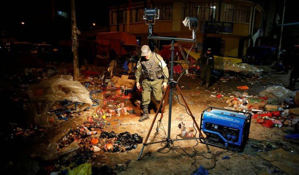 Pelo menos seis pessoas morreram, entre elas quatro crianças, e 28 ficaram feridas em uma explosão, aparentemente causada por gás, que aconteceu neste sábado na cidade boliviana de Oruro, perto do local onde se realizava uma grande festa de carnaval, informou uma fonte da polícia local; explosão pode ter acontecido em uma barraca de comida quando o óleo de uma frigideira caiu sobre a mangueira de um botijão de gás, provocando um vazamento, segundo o relatório preliminar da Polícia boliviana (Foto: Aquiles Lins) Pelo menos seis pessoas morreram, entre elas quatro crianças, e 28 ficaram feridas em uma explosão, aparentemente causada por gás, que aconteceu neste sábado na cidade boliviana de Oruro, perto do local onde se realizava uma grande festa de carnaval, informou uma fonte da polícia local; explosão pode ter acontecido em uma barraca de comida quando o óleo de uma frigideira caiu sobre a mangueira de um botijão de gás, provocando um vazamento, segundo o relatório preliminar da Polícia boliviana